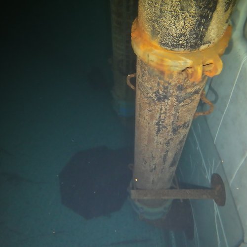 Sprinklertank-Inspektion: Stahltank, 15 Jahre – Rohrschelle Stark Korrodiert Bodensicht