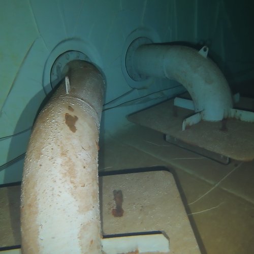 Sprinklertank-Inspektion: Stahltank, 5 Jahre – Rohrleitung Stark Korrodiert Rostablagerungen Nahaufnahme